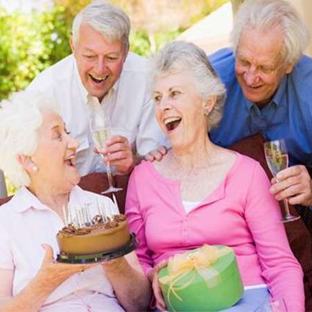 Cách tổ chức sinh nhật thú vị dành cho người lớn tuổi